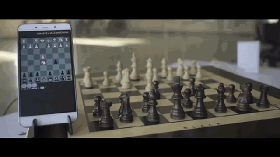 這棋盤有哈利的魔法?隔著地球也能對戰(zhàn)下棋