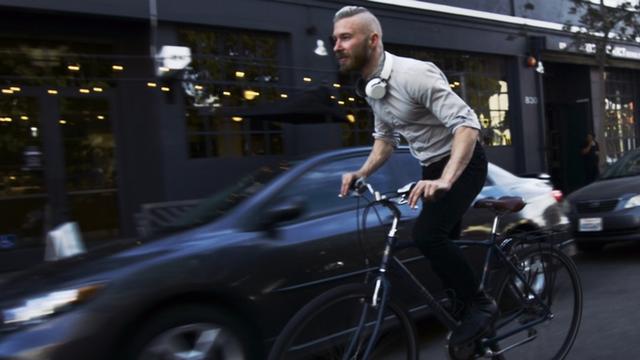 這個(gè)裝置只需要三步 就能把無線耳機(jī)變音箱