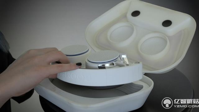 這個(gè)裝置只需要三步 就能把無線耳機(jī)變音箱