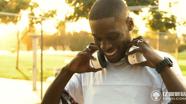 這個(gè)裝置只需要三步 就能把無線耳機(jī)變音箱