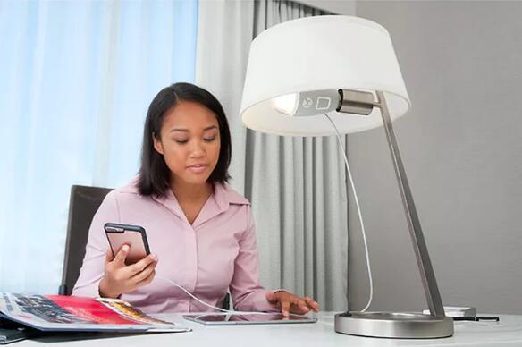 你見過懸浮充電,那你見過燈泡給手機充電嗎?