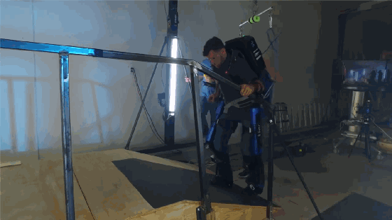 穿上這個外骨骼機器 殘疾人也能重新?lián)碛须p腿