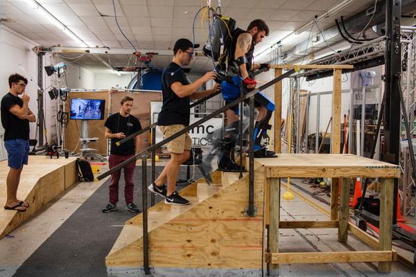 穿上這個外骨骼機器 殘疾人也能重新?lián)碛须p腿