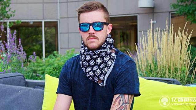 單身狗凍成雪橇犬?給你能加熱兼做充電寶的圍巾