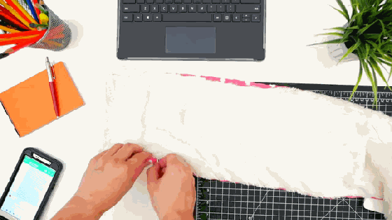 單身狗凍成雪橇犬?給你能加熱兼做充電寶的圍巾