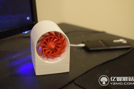 移動電源內置風力發電機 真正的“邊騎邊充電”