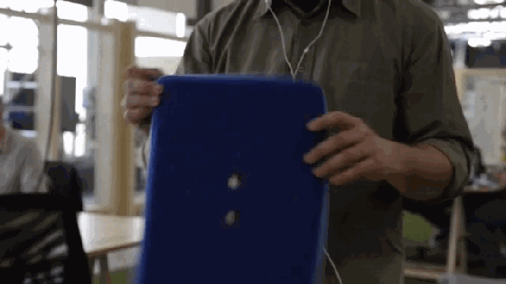 給這個(gè)筆記本內(nèi)膽包吹氣 竟能秒變移動(dòng)站立桌