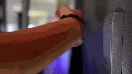 密碼太多難記？這款手環一掃就能自動輸入密碼