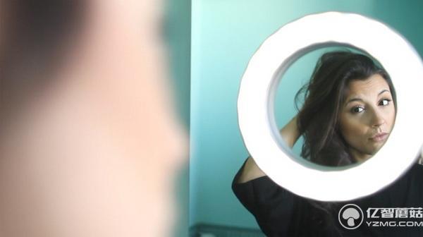 這個(gè)超大環(huán)形燈不僅能讓自拍美美噠還能當(dāng)鬧鈴