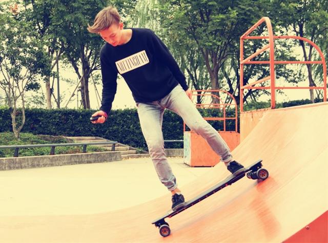 這電動滑板居然是竹子做的 最高時速38公里