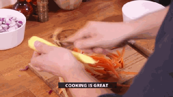 這個(gè)砧板設(shè)計(jì)太神奇！切菜不再弄得哪兒都是