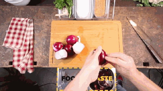 這個(gè)砧板設(shè)計(jì)太神奇！切菜不再弄得哪兒都是