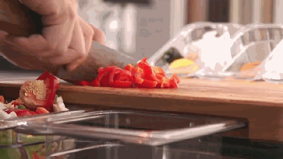 這個(gè)砧板設(shè)計(jì)太神奇！切菜不再弄得哪兒都是