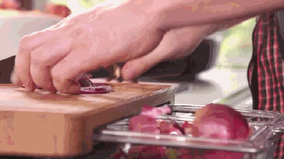 這個(gè)砧板設(shè)計(jì)太神奇！切菜不再弄得哪兒都是