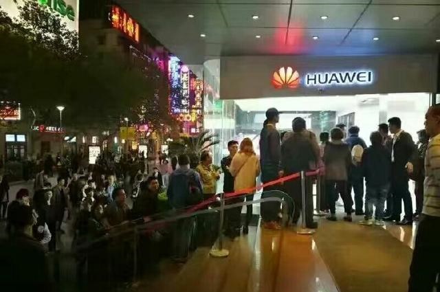 華為Mate9線下首銷 這場面堪比當年蘋果6系列