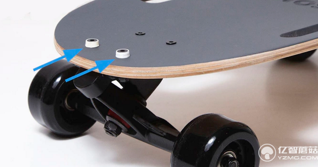 這居然是個(gè)滑板？看起來比背包還小 還挺萌