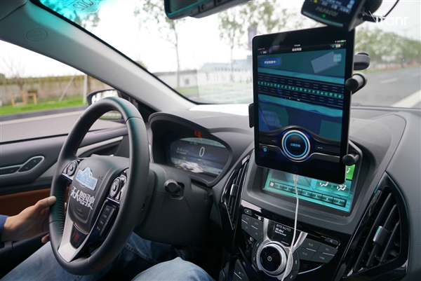 百度無(wú)人車(chē)亮相烏鎮(zhèn) 內(nèi)景首曝光：顯示屏搶眼