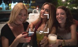 藏在手機(jī)殼里的AirSelfie飛行相機(jī) 自拍界的戰(zhàn)斗機(jī)