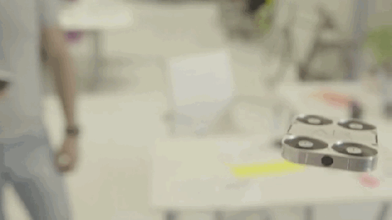 藏在手機殼里的飛行相機 自拍界的戰(zhàn)斗機