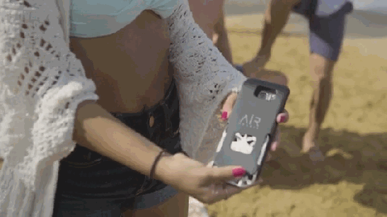 藏在手機殼里的飛行相機 自拍界的戰(zhàn)斗機