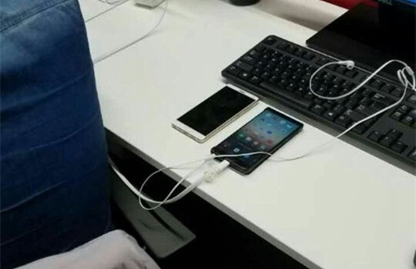 最便宜的驍龍821<a href=/mobile/ target=_blank class=infotextkey>手機</a>?聯想ZUK Edge黑白真機曝光