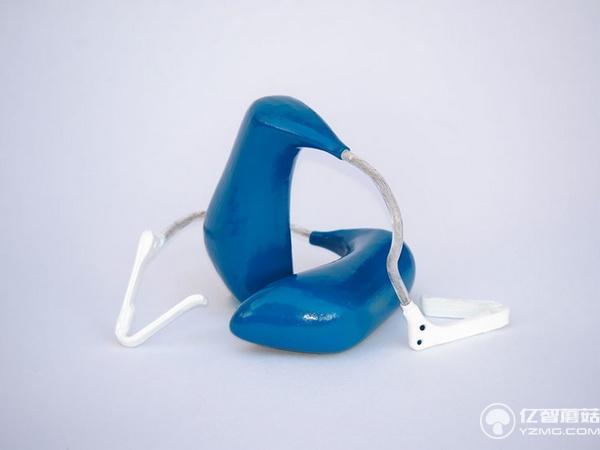 對你笑不是勾搭你,而是帶著隱形耳機打電話呢