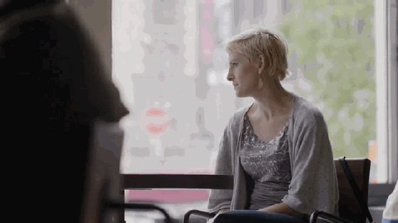 對你笑不是勾搭你,而是帶著隱形耳機打電話呢