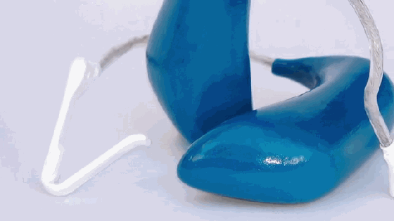 對你笑不是勾搭你,而是帶著隱形耳機打電話呢