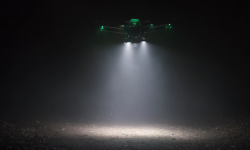 走夜路時如何出場自帶BGM？無人機為你照明就行