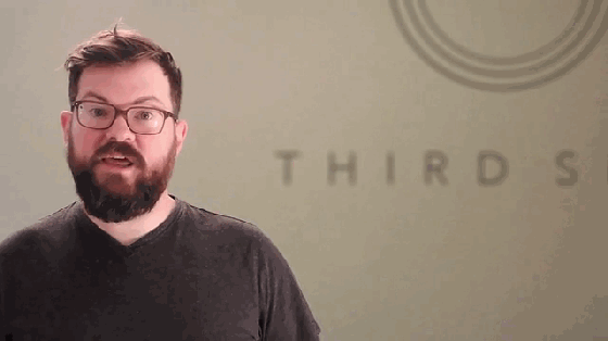 對你笑不是勾搭你,而是帶著隱形耳機打電話呢