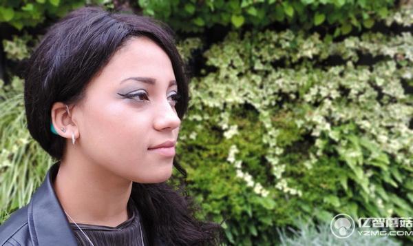 對你笑不是勾搭你,而是帶著隱形耳機打電話呢