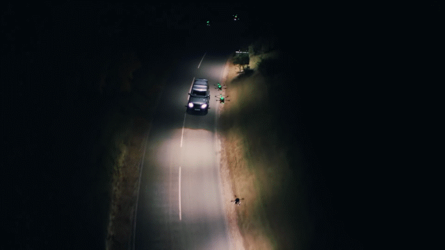 走夜路時如何出場自帶BGM？無人機為你照明就行