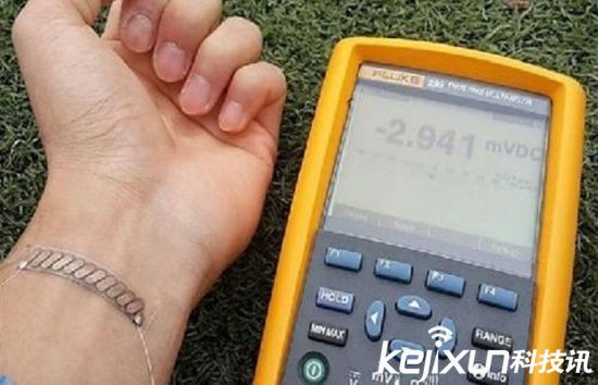 美國研發可穿戴發電器 用人體與環境溫差發電