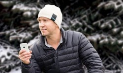 冷得不想碰手機？戴上這個藍牙帽就可以打電話