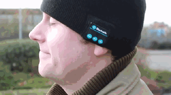 冷的不想碰<a href=/mobile/ target=_blank class=infotextkey>手機</a>了?戴上這個棉帽就可以打電話