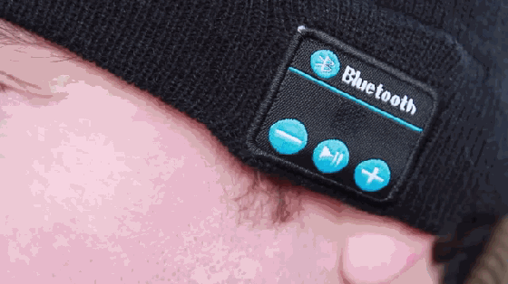 冷的不想碰手機了?戴上這個棉帽就可以打電話