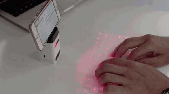 有了這款虛擬投射鍵盤 那電子琴和充電寶都有了