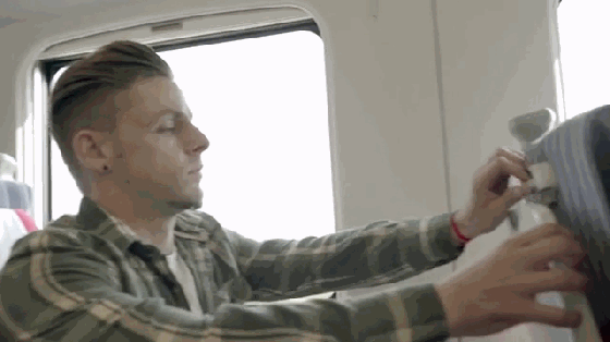 有了這款虛擬投射鍵盤 那電子琴和充電寶都有了