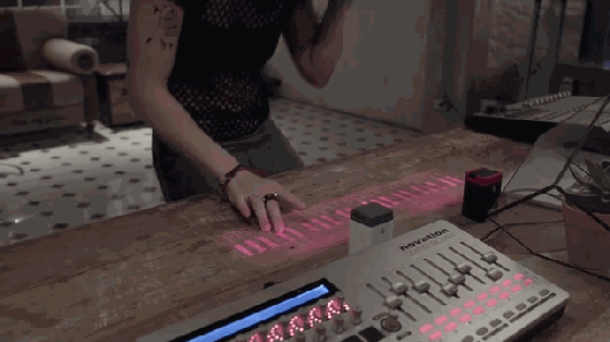 有了這款虛擬投射鍵盤 那電子琴和充電寶都有了