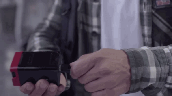 有了這款虛擬投射鍵盤 那電子琴和充電寶都有了