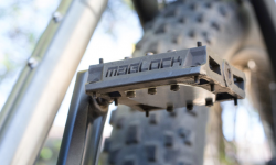 Vault MagLock磁性踏板：踏板和鞋裝上磁鐵你再試試