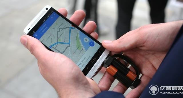 應急神器!這個小玩意能讓你用普通AA電池給手機充電