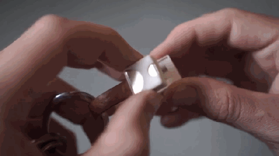 應急神器!這個小玩意能讓你用普通AA電池給手機充電