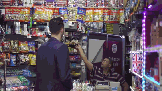 應急神器!這個小玩意能讓你用普通AA電池給手機充電