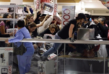 美國黑色星期五購物狂歡 來看橄欖球式搶購貼身肉搏