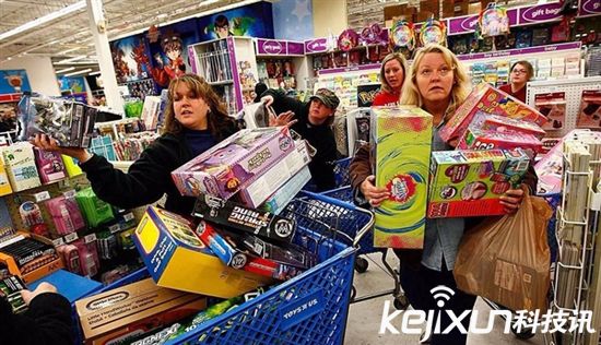 美國黑色星期五購物狂歡 來看橄欖球式搶購貼身肉搏