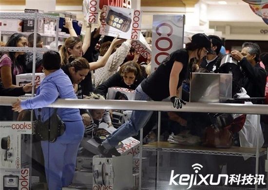 美國黑色星期五購物狂歡 來看橄欖球式搶購貼身肉搏
