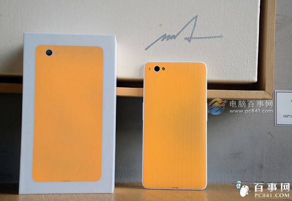 堅果手機后蓋怎么打開 錘子堅果U1后蓋更換教程