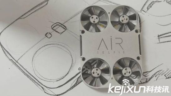 AirSelfie迷你無人機(jī)僅52g 航拍自拍美美噠