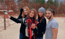 輕松塞入口袋里的Drofie自拍無(wú)人機(jī) 會(huì)變形還能跟拍